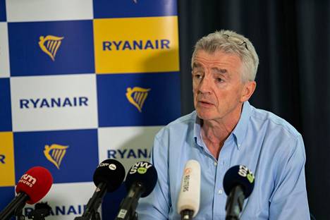 Ryanairin toimitusjohtaja Michael O’Leary sanoo Etelä-Afrikan syytöksiä afrikaanstestin syrjivyydestä ”roskaksi” tiistaisessa lehdistötilaisuudessa.
