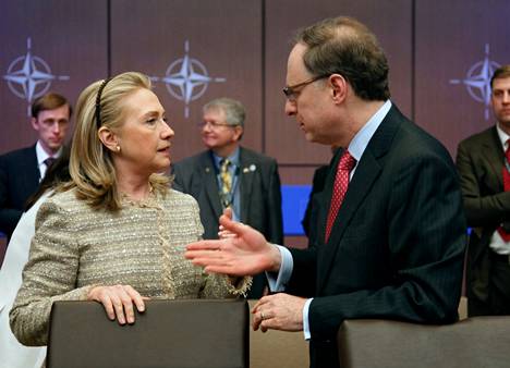 Yhdysvaltain silloinen ulkoministeri Hillary Clinton keskustelee Naton apulaispääsihteeri Alexander Vershbowin kanssa Chicagossa 2012. Alkamassa oli kokous Makedonian edustajien kanssa.