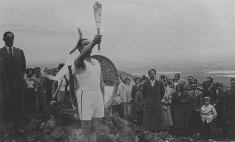 Paavo Nurmi left to take the fire from Taivaskero.