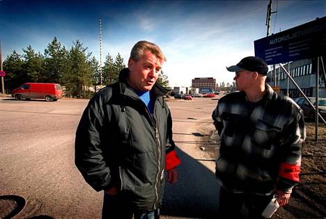 AKT strike guards Erkki Sakkunen and Esa Luukkonen were photographed at the gate of the Land Transport Center in March 2000 during the car traffic strike.