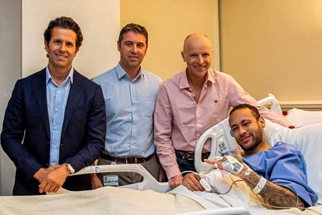 Neymar poseerasi sairaalan julkaisemassa kuvassa kirurgien kanssa.