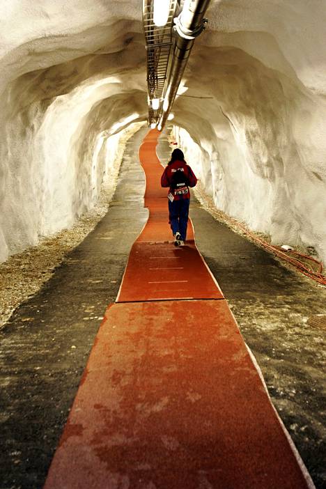 Urheilija siirtymässä tunnelia pitkin Eläintarhan kentältä Olympiastadionille yleisurheilun vuoden 2005 MM-kisojen aikana.