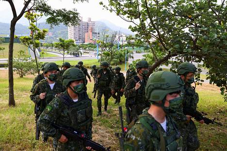 Taiwanin sotilasmenot ovat huomattavat maan kokoon nähden, mutta absoluuttisissa luvuissa se häviää Kiinalle. Kuva Taiwanin maavoimien harjoituksesta Taipeissa.