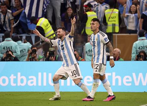 Lionel Messi (vas.) teki Argentiinan kolmannen maalin jatkoajalla.