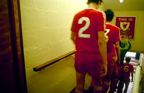 Liverpoolin maalivahti Bruce Grobbelaar kosketti This is Anfield -kylttiä kävellessään pelaajatunnelissa kohti kenttää kaudella 1987–1988. 