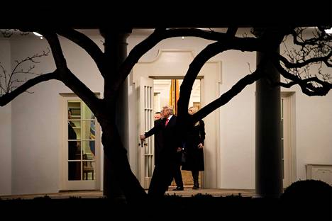 Yhdysvaltain presidentti Donald Trump lähdössä tyttärensä Ivanka Trumpin kanssa Valkoisen talon työhuoneestaan maanantaina.
