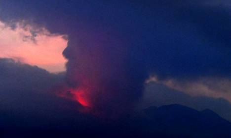 Sakurajima purkautui syösten kiviä ainakin 2,5 kilometrin päähän. Videokuvista on nähty myös punaisen massan liukuvan alas tulivuoren seinämää.