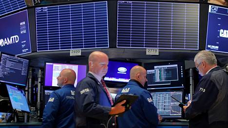 Pörssivälittäjät tarkkailivat tilannetta New Yorkin pörsissä.
