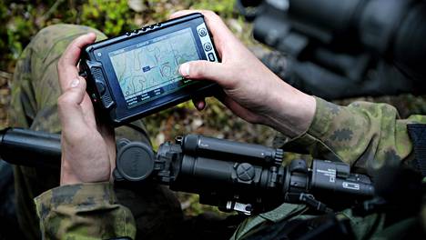 Puolustusvoimat | ”Kännykkä­jääkärit” testaavat omien älypuhelinten käyttöä sota­harjoituksessa