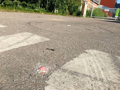 Those moving along the end of the sealer's tails should exercise caution, because sometimes in the tracks of young people, in addition to various take-out food waste and energy drink cans, there are also broken glass and other sharp debris.  The photo shows the Rantarait pedestrian crossing that runs parallel to Hylkeenpyytäjanti in front of the power plant.