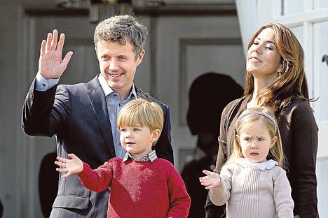 Tanskan kruununprinssi Frederik ja prinsessa Mary juhlivat lapsineen kuningatar Margareetan 74-vuotispäivää 16. huhtikuuta.