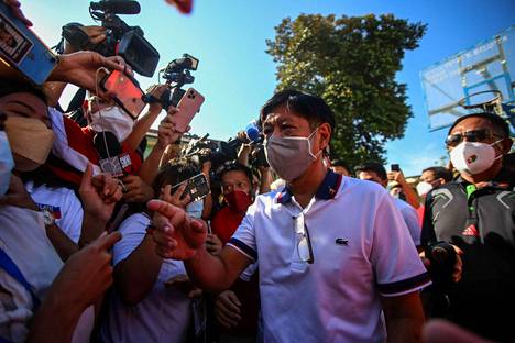 Ennakkosuosikki Ferdinand Marcos Jr. median keskellä sen jälkeen, kun hän äänesti  Batacin kaupungissa maanantaina. 