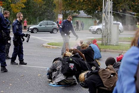 Poliisi sumutti paprikasumutetta paikallaan istuvia Elokapinan mielenosoittajia päin Helsingistä 3. lokakuuta 2020. 