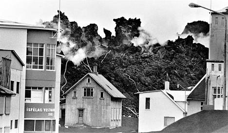 Tulivuoresta lentäneen tuhkan päälle on kasaantunut valtavia laavalohkareita, jotka peittävät kolmanneksen Vestmannaeyjarin kaupungista.