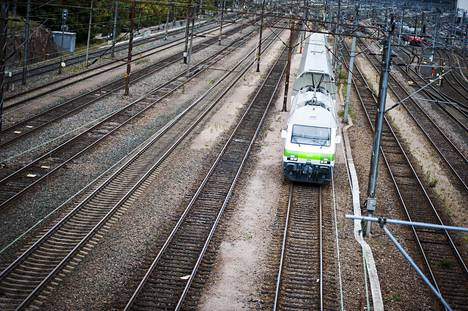 Helsingin ja Lahden välinen junaliikenne on hidastellut perjantaina harvinaisen ratavaurion vuoksi. Kuvassa on Helsingin rautatieaseman ratapiha.