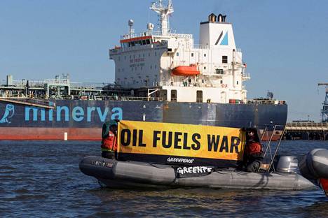 Greenpeace-järjestön aktivisteja öljyterminaalin eteen telakoidun Minerva Virgo -öljytankkerin edustalla New Jerseyn Bayonessa.
