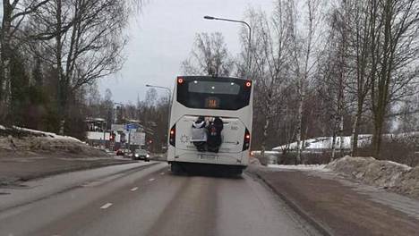 Länsi-Uudenmaan poliisilaitos julkaisi tiistaina valokuvan, jossa näkyy bussin takapuskurin päällä matkustavia nuoria.