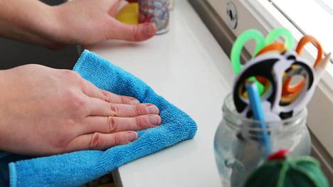 Laiska siivooja saa synnin­päästön – näillä asian­tuntijoiden ohjeilla koti pysyy puhtaana ilman vimmaista raatamista