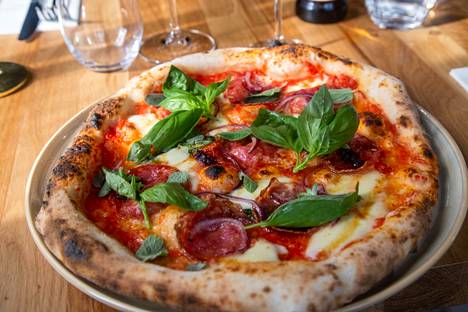 Salamipizzan pohjassa yhdistyy napolilaisen tyylin kuohkeus ja aavistus rapeutta.