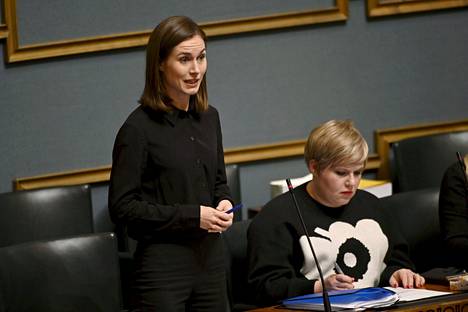 Pääministeri Sanna Marin (sd) ja valtiovarainministeri Annika Saarikko eduskunnassa  20. lokakuuta. 