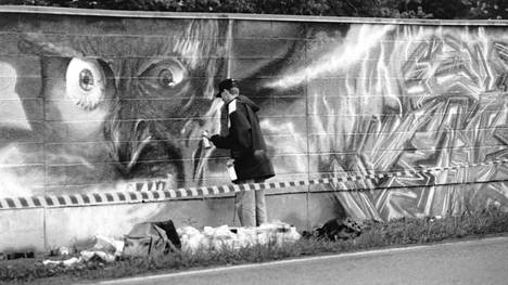 Kulosaaren meluvalli maalattiin luvalliseksi graffitiseinäksi kesäkuussa 1991.