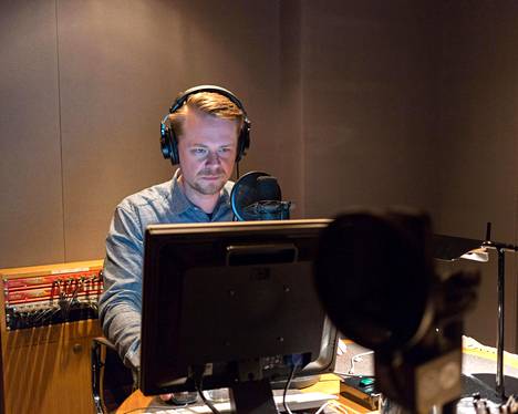 Markus Hippi toimii sekä tuottajana että juontajana Monoclen radioasemalla Lontoossa. Hipin mukaan Britanniassa tehdään pidempää päivää kuin Suomessa, mutta myös nauretaan enemmän: ”Radiossakin on hyvä muistaa myös kevyt puoli – pitää olla kikattelua.”