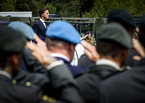 Hollannin pääministeri Mark Rutte puhui veteraaneille lauantaina Schaarsbergenissä.