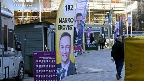 Puolueet käyvät nyt kisaa etenkin niin kutsutuista liikkuvista äänestäjistä. Narinkkatorilla Helsingissä oli 15. maaliskuuta esillä useiden puolueiden mainoksia.