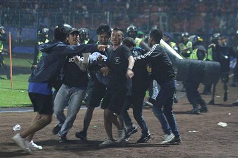 Tuhannet katsojat ryntäsivät kentälle, kun Arema FC hävisi Persebaya Surabayalle.