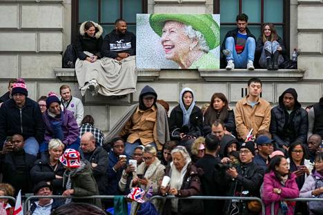 Kuningatar Elisabet II:n hautajaisia seuraavia ihmisiä alkoi kerääntyä Lontooseen katujen varsille varhain maanantaiaamuna.