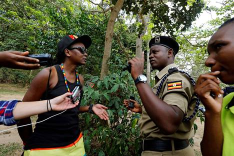Ugandalainen poliisi kuulusteli Pride-marssia suunnitelleita seksuaali- ja sukupuolivähemmistöaktiiveja Entebbessä vuonna 2016.