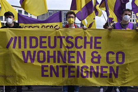 Mielenosoittajat marssivat toukokuussa Berliinissä isojen kiinteistösijoittajien asuntojen siirtämistä julkiseen omistukseen.