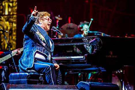 Elton John instrumenttinsa ääressä Veronan konsertissa Italiassa toukokuussa.