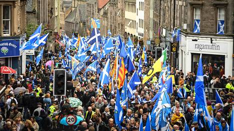 Kymmenettuhannet skotlantilaiset vaativat itsenäisyyttä Edinburghin kaduilla