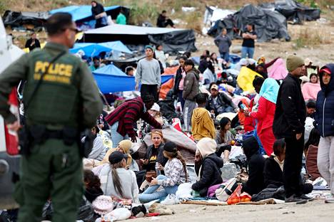 Turvapaikkaa Yhdysvalloista tavoittelevia siirtolaisia Kalifornian San Diegossa 12. toukokuuta.