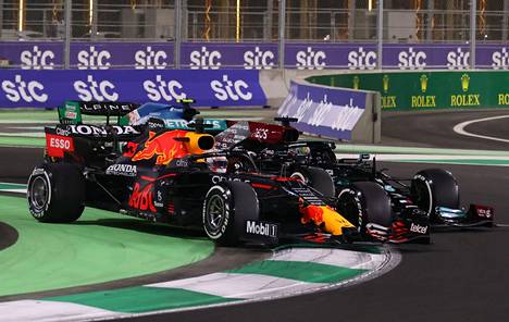 Max Verstappen ja Lewis Hamilton kävivät todella tiukkaa taistelua Saudi-Arabian osakilpailussa.