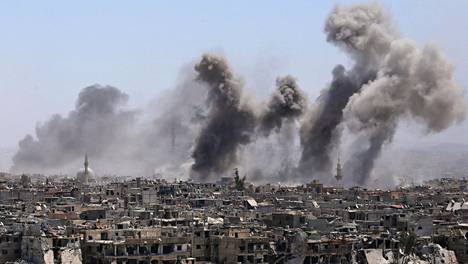 Damaskoksen taivaanrantaan nousi taas savupilviä tiistaina, kun Syyrian armeija tulitti terroristijärjestö Isisin hallussa olevia alueita pääkaupungin eteläpuolella