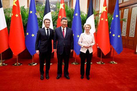 Emmanuel Macron (vas) ja Ursula Von der Leyen ovat Kiinassa tapaamassa johtaja Xi Jinpingiä.