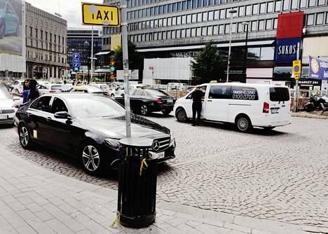 Helsingissä poliisi saa eniten ilmoituksia taksikuskien kiistelyistä juuri päärautatieaseman seudulta. Paikalla on usein runsaasti takseja, mutta tilaa on ahtaasti ja tunteet kuumenevat helposti.