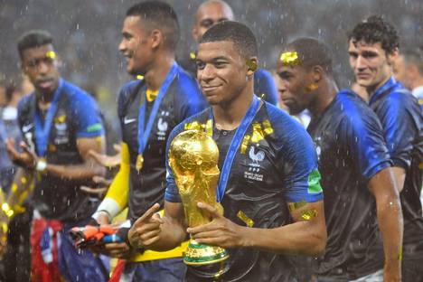 Ranskan Kylian Mbappé juhli jalkapallon maailmanmestaruutta heinäkuussa 2018. Jatkossa mestaruusjuhlia saatetaan nähdä kahden vuoden välein nykyisen neljän vuoden sijaan, mikäli Kansainvälinen jalkapalloliitto (Fifa) saa tahtonsa läpi.