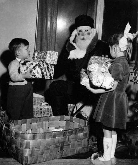 Joulupukki jakamassa lahjoja tapaninpäivänä vuonna 1954.
