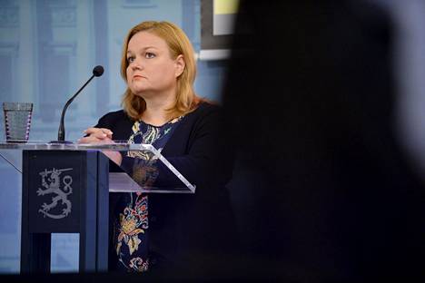 Perhe- ja peruspalveluministeri Krista Kiuru päivitetyn koronavirusstrategian julkistustilaisuudessa 19. elokuuta.