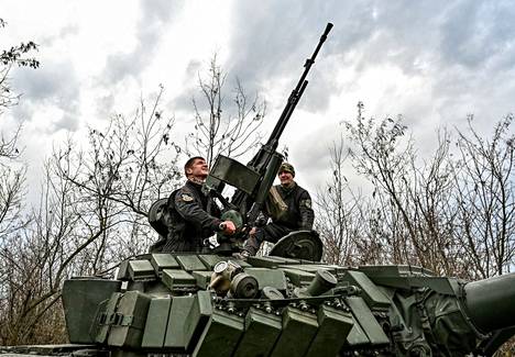 Ukrainalaiset sotilaat tarkastavat panssarivaunun päällä olevaa konekivääriä lähellä eturintamaa Zaporižžjan alueella Ukrainassa huhtikuussa 2023. 
