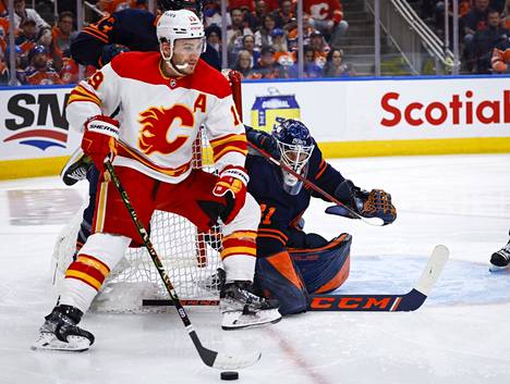 Matthew Tkachuk pelasi Calgary Flamesin paidassa NHL.n pudotuspeleissä Edmonton Oilersin maalivahti Mike Smithiä vastaan toukokuussa.