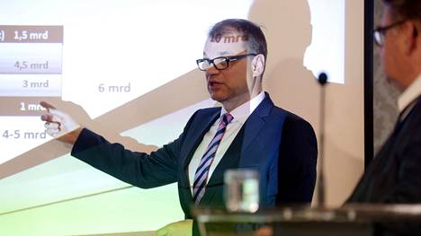 Hallitusneuvottelujen vetäjä, sittemmin pääministeriksi noussut Juha Sipilä (kesk) esitteli talouslukuja hallitusneuvotteluja koskeneessa tiedotustilaisuudessa kolme vuotta sitten, 20. toukokuuta 2015.