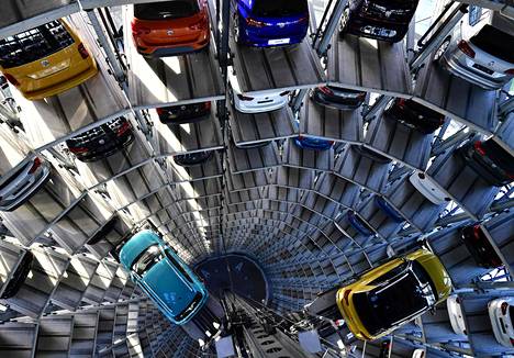 Volkswagenin autoja yhtiön varastossa Wolfsburgissa. Autot ovat yksi Saksan merkittävistä vientituotteista.