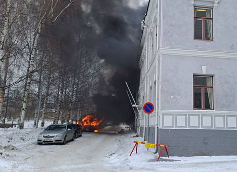 Ojakadulla oli keskiviikkona erikoinen onnettomuus, joka sattui Oulun piispantaloksi kutsutun rakennuksen kohdalla.
