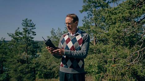 Nokian rahoitusjohtaja Jorma Ollila (Sampo Sarkola) näyttäytyy sarjan avausjaksossa jäyhänä järjen äänenä.