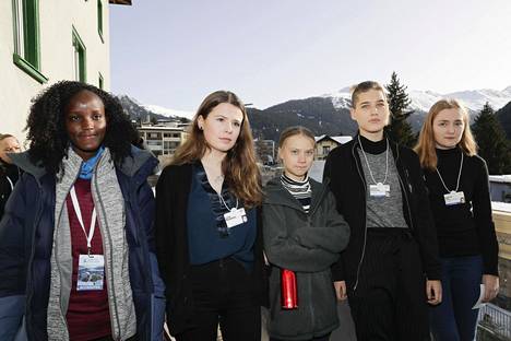 Ilmastoaktivistit Vanessa Nakate (vas.), Luisa Neubauer, Greta Thunberg, Isabelle Axelsson ja Loukina Tille Maailman talousfoorumin aikaan Davosissa perjantaina.