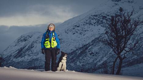 Sarjan avausjaksossa pelastuskoira Spiff ja emäntänsä Susanne etsivät lumimyrskyssä Skitntinden-vuorelle eksynyttä hiihtäjää.